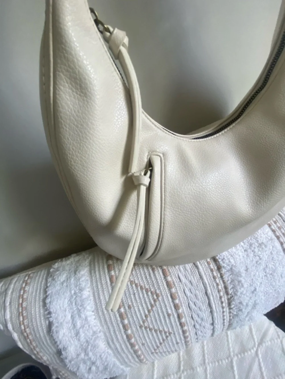 Sonoma Goods For Life Cream Heimana Hobo Sling Shoulder Bag Vegan Leather 🐚